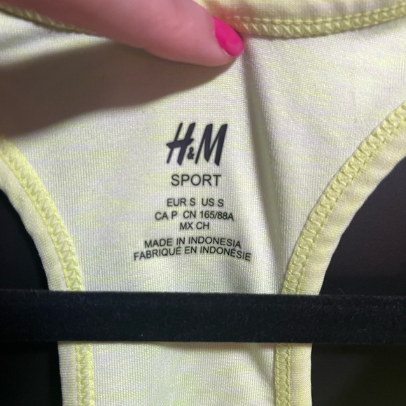 H&M workout top - 5 for $25 for items marked with ⭐️ - Picture 3 of 3